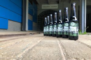 Bottiglie di birra davanti all’ingresso della galleria